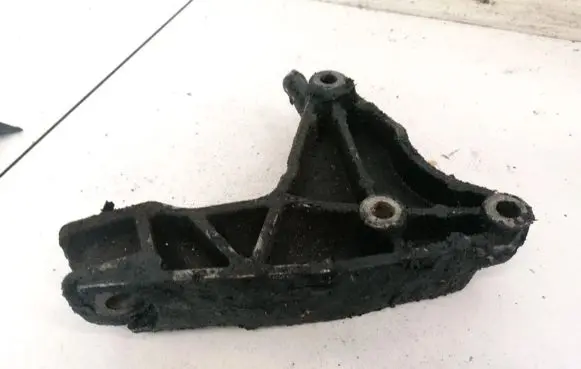 Opel Astra H Engine mounting bracket
