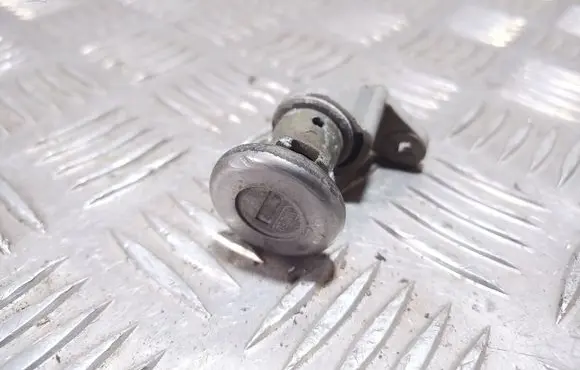 Renault 19 Front door lock (next to the handle) 