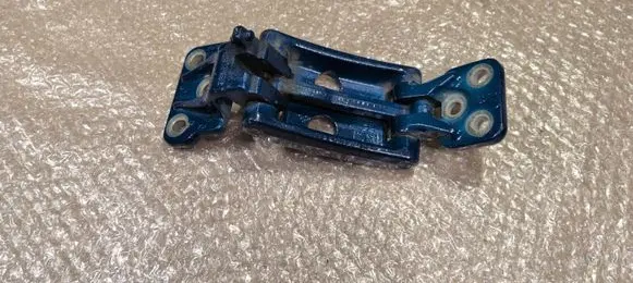 Man TGE 1gen Rear door lower hinge 7C0827152A
