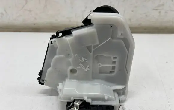 Nissan X-Trail T33 Rear door lock 825016RN1A