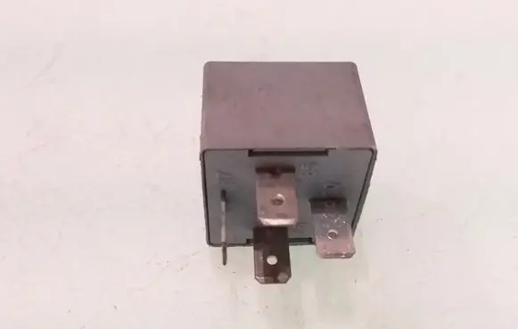 Volkswagen PASSAT B5.5 Other relay 141951253B 20240072