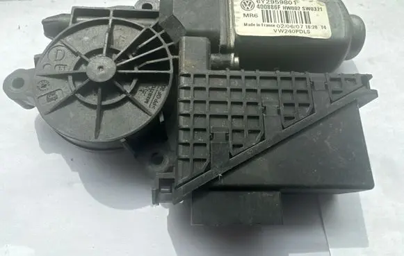 Volkswagen Polo IV 9N3 Front door window regulator motor 6Y2959801
