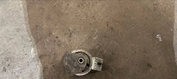 Volvo S40, V40 Engine mount bracket 3318090