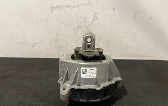 BMW 4 G22 G23 G24 G26 Engine mount bracket 7581618