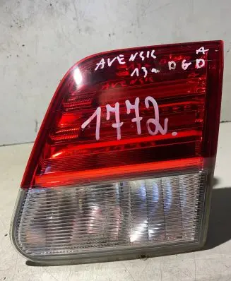 Toyota Avensis T270 Tailgate rear/tail lights R1Y02 0530 15478