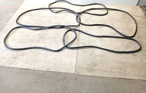 Opel Mokka X Front door rubber seal 94550160
