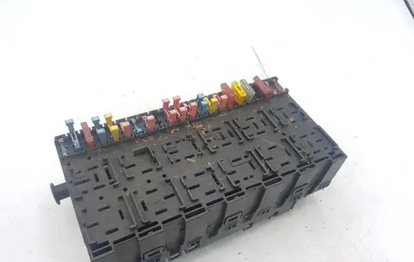 Volkswagen Golf III Fuse module 357937039