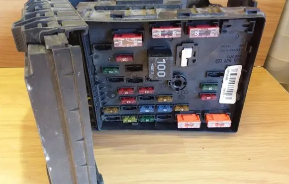Volkswagen PASSAT B6 Fuse module 3C0937125