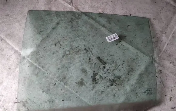 Toyota Yaris Rear door window glass AS2
