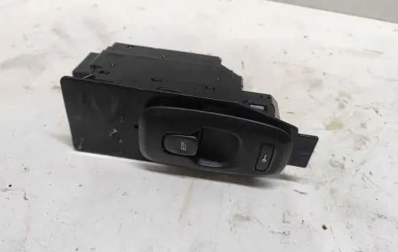 Volvo V70 Electric window control switch 8682950 02W17E