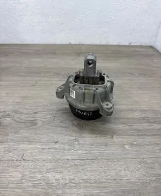 BMW 5 F10 F11 Engine mount bracket 6785601