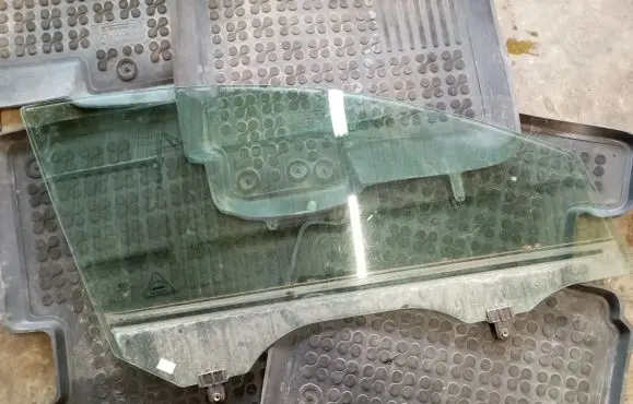 KIA Sportage Front door window glass four-door 824213U000A