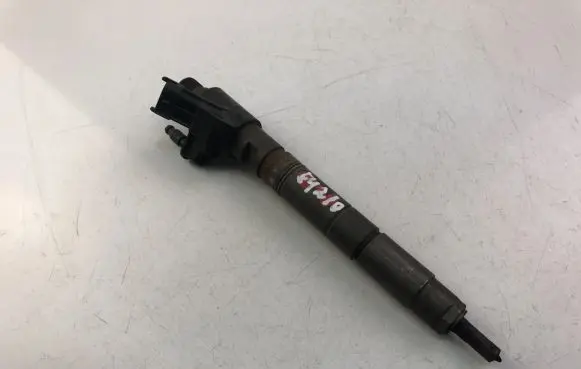 Volvo V50 Fuel injector 31303238