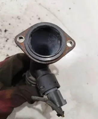 Volkswagen PASSAT B6 Engine coolant pipe/hose 03L121121A