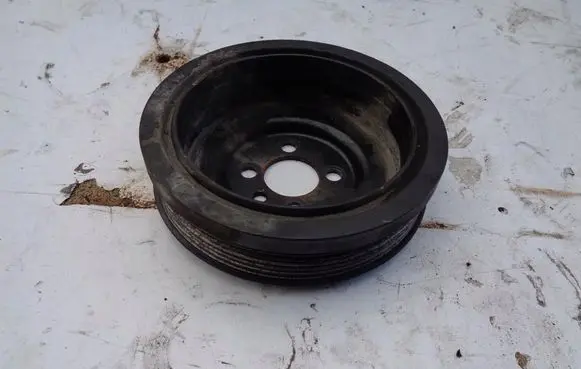 Volkswagen Golf V Crankshaft pulley 03G105243