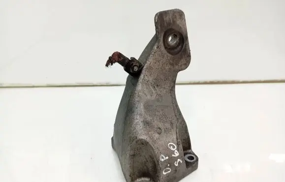Engine mounting bracket