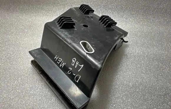 Rear bumper mounting bracket