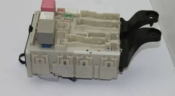 Toyota Corolla E160 E170 Fuse module 8273012380