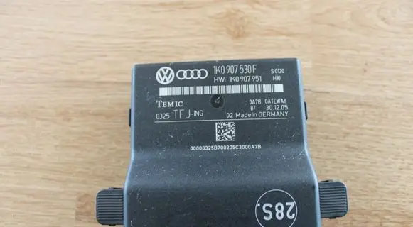Volkswagen Golf V Gateway control module 1K0907951