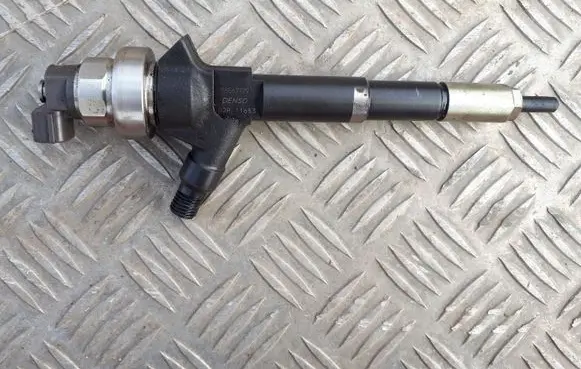 Chevrolet Cruze Fuel injector 55567729
