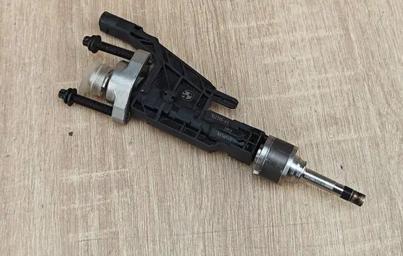 BMW 5 G30 G31 G38 Fuel injector 8656548