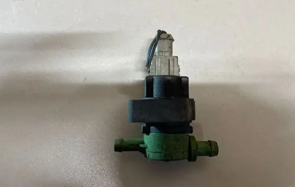 Mercedes-Benz C W204 Turbo solenoid valve 0004703893