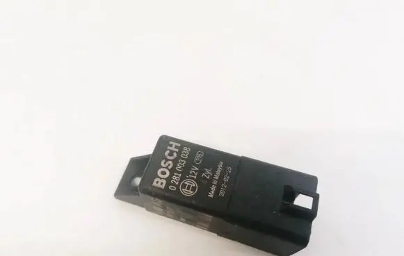 Audi A1 Glow plug pre-heat relay 0281003038