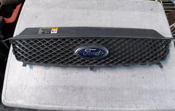 Ford Focus C-MAX Front bumper upper radiator grill 3M51R8138AG