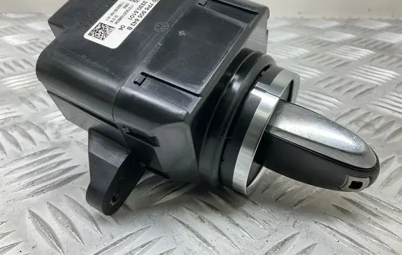 Volkswagen Touareg II Ignition lock 7P6905843B