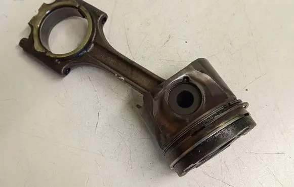 Volvo V70 Piston with connecting rod