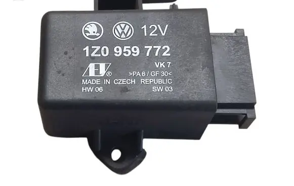 Volkswagen Touran I Seat heating relay 1Z0959772