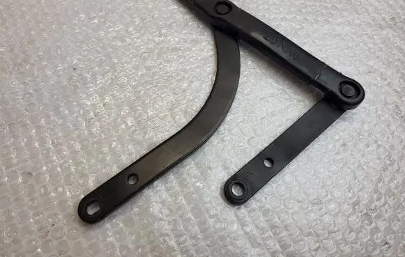 Front wiper blade arm