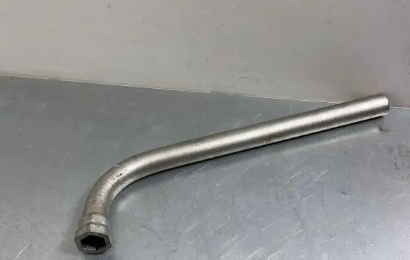 Volkswagen PASSAT B7 Wheel nut wrench 4D0012219
