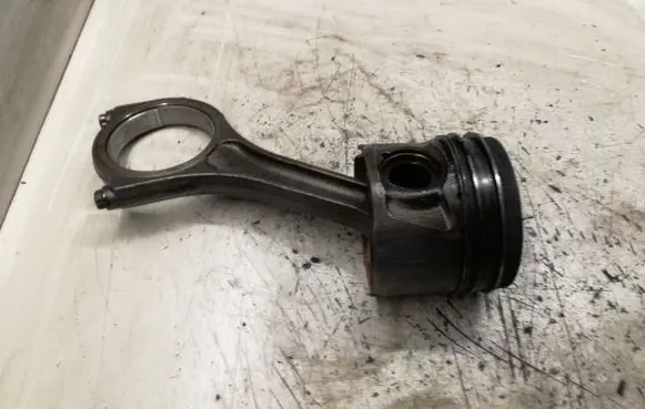 Jaguar S-Type Piston with connecting rod