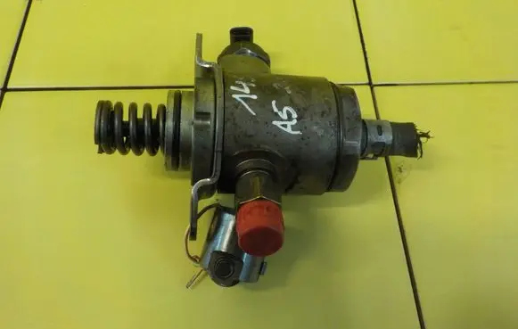 Audi A5 8T 8F Fuel injection high pressure pump 06J127025C