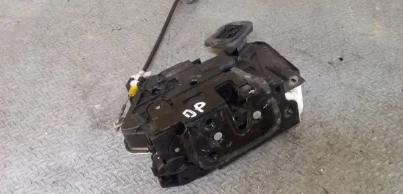 Volkswagen Golf VI Front door lock 5K1837016