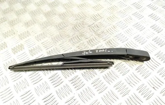 Rear wiper blade arm