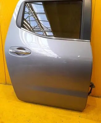Nissan NP300 Rear door