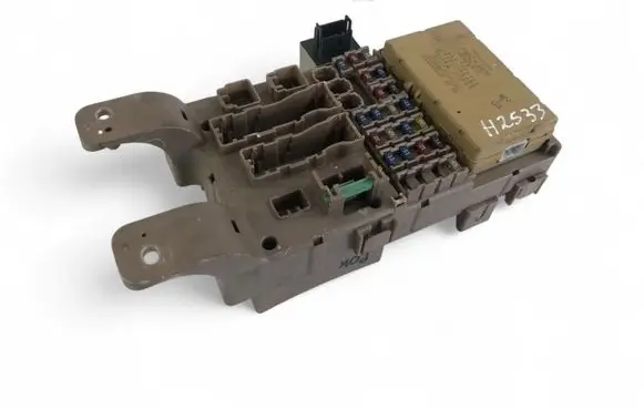 Toyota Corolla E120 E130 Fuse module 8264113040