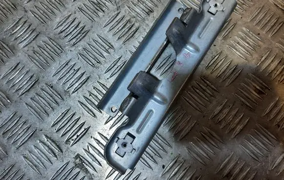 Rear door exterior handle/bracket