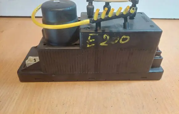 Mercedes-Benz E W210 Central locking vacuum pump 0132006339 2108000148