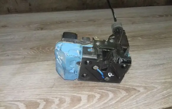 Volvo V70 Front door lock 9141701