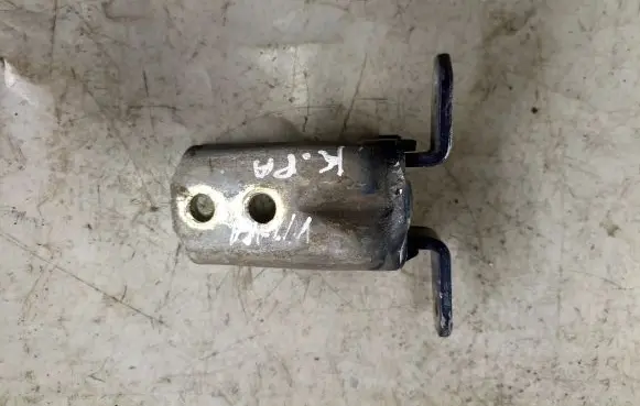 Suzuki Grand Vitara I Front door lower hinge 