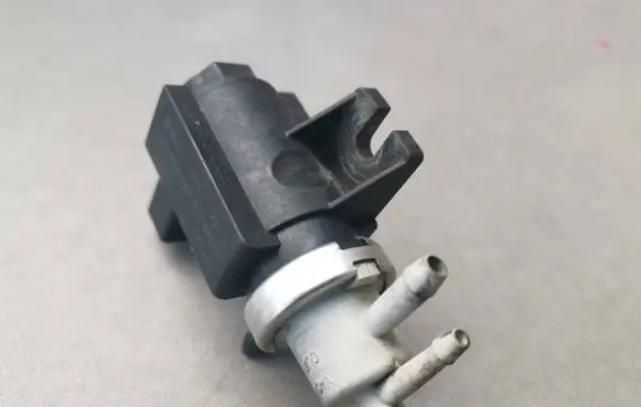 Volkswagen Golf IV Turbo solenoid valve 1J0906627A 04T231 72290325