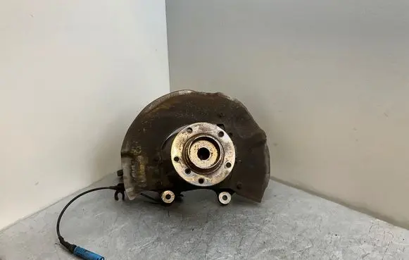 BMW 5 E60 E61 Front wheel hub spindle knuckle 6760954