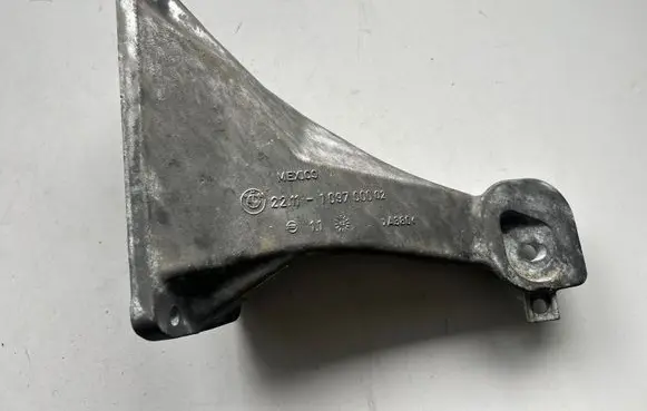 BMW X5 E53 Engine mounting bracket 1097000