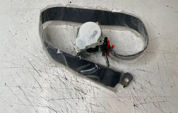 BMW 5 E60 E61 Rear seatbelt 33038635
