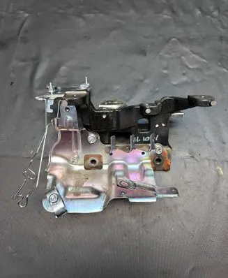 Toyota Hilux VIII Engine mounting bracket A562