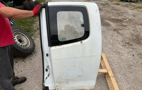 Isuzu D-Max Rear door