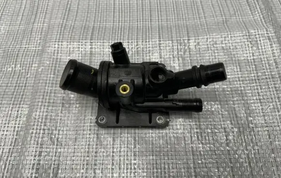 Renault Megane E-Tech Thermostat housing 110611151R